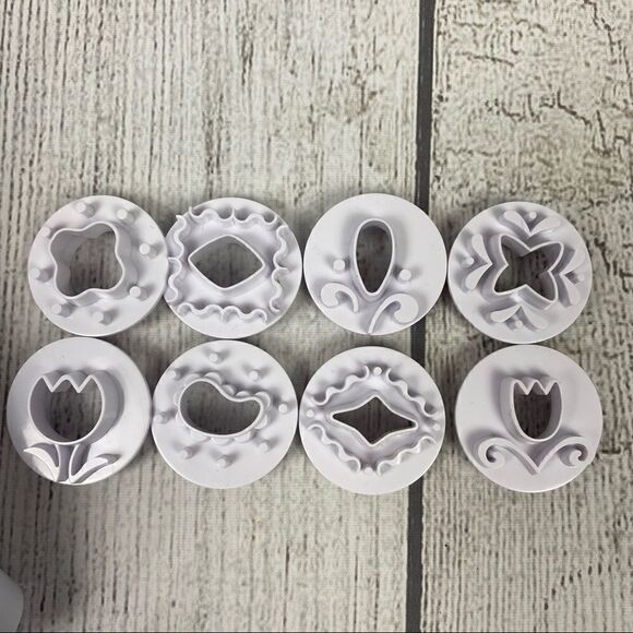 Wilton Fondant cutter & multi shape hand press - Picture 10 of 12